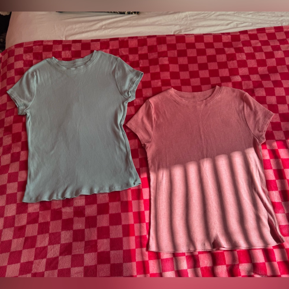 Blue and pink short sleeve ribbed shirts